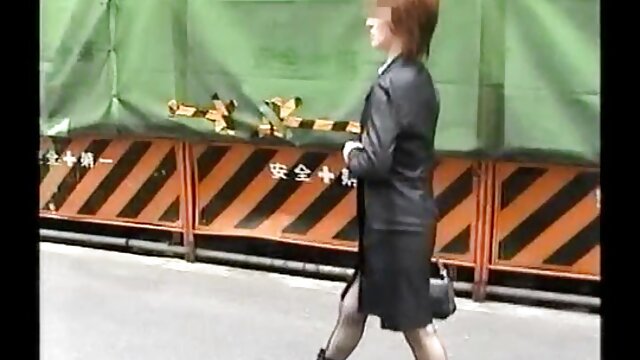 مرد ژاپنی موی چتری مورد علاقه خود را قرار دادن یک وسیله ارتعاش و لینک یاب گروه سکسی نوسان در clit او